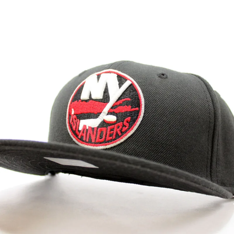 New Era New York Islanders fitted hat Black Red colorway - New Era Drops Clean Islanders Fitted in Black and Red Colorway