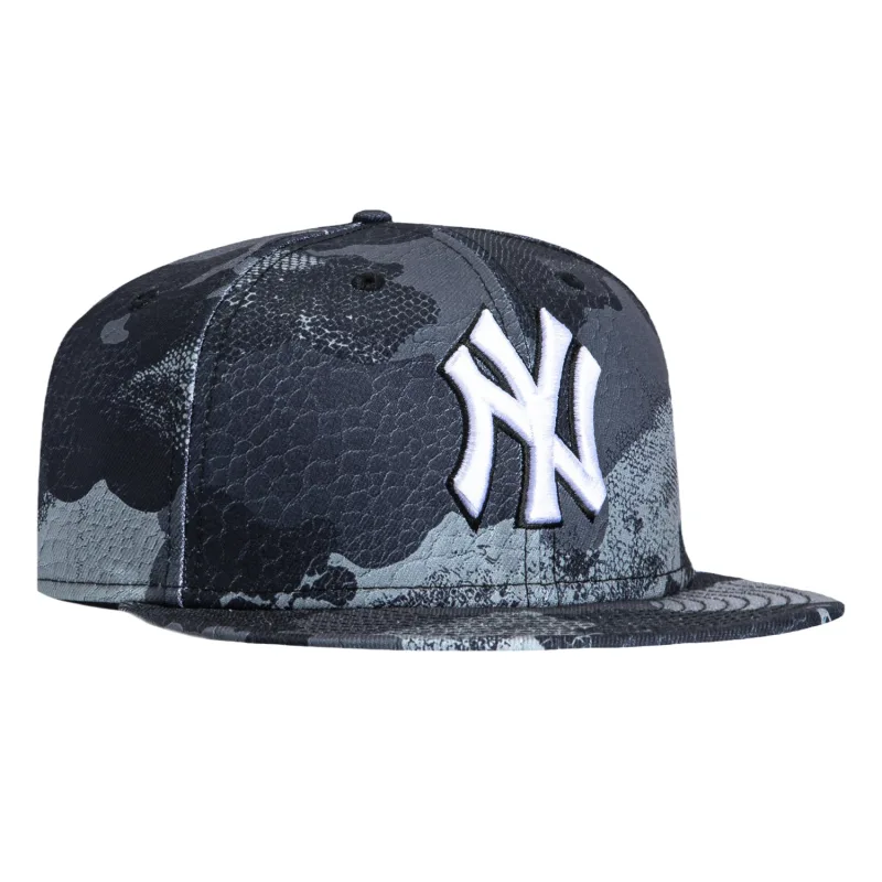 New Era New York Yankees fitted hat Black colorway - New Era Drops Clean Yankees Fitted with Subtle Camo Skin Detail