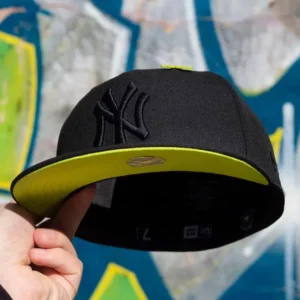 New Era New York Yankees fitted hat black, green colorway - Yankees Drop Sleek Black on Black Fitted with Cyber Green UV Details