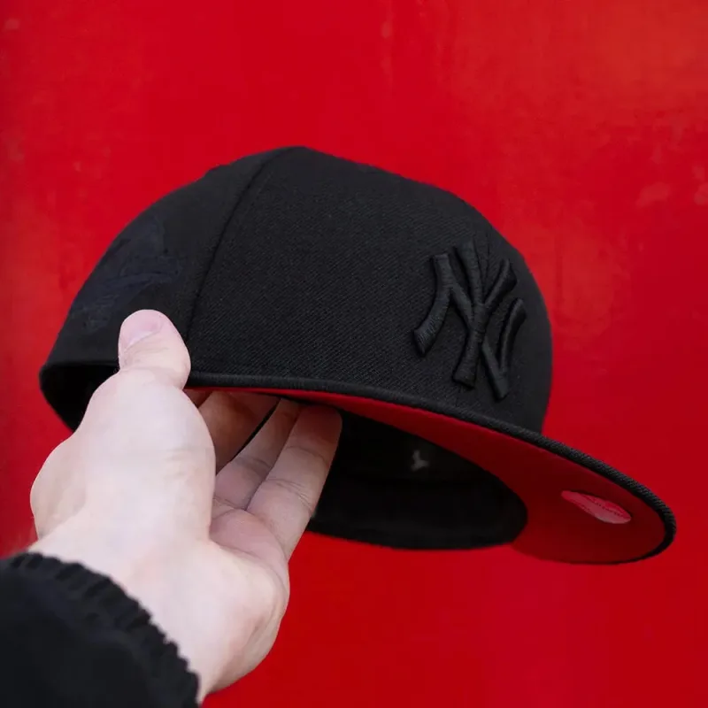 New Era New York Yankees fitted hat black, red colorway - New Era Yankees 1996 World Series Fitted Drops in Black Wool