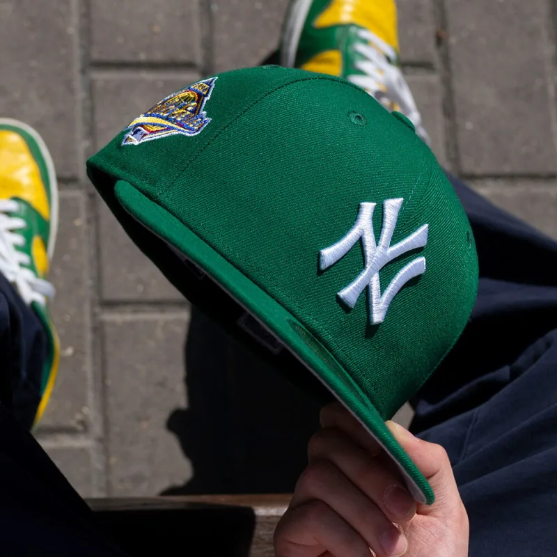 New Era New York Yankees fitted hat gray, green colorway - NEW ERA 59FIFTY MLB NEW YORK YANKEES 1998 WORLD SERIES GREEN GRAY UV FITTED CAP