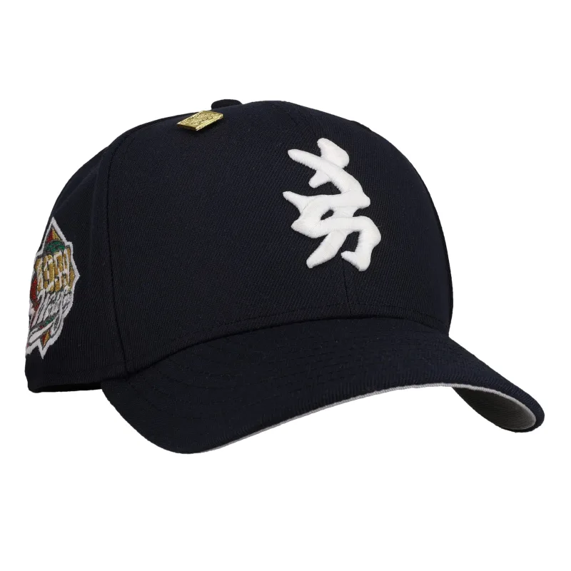 New Era New York Yankees fitted hat grey, blue colorway - New York Yankees 1999 World Series Kanji Metallic Glow 59Fifty Fitted Hat