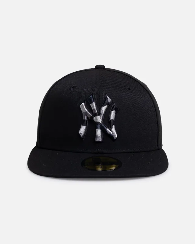 New Era New York Yankees fitted hat black colorway - New Era Blacks Out the Yankees Fitted in Sleek Camo Style